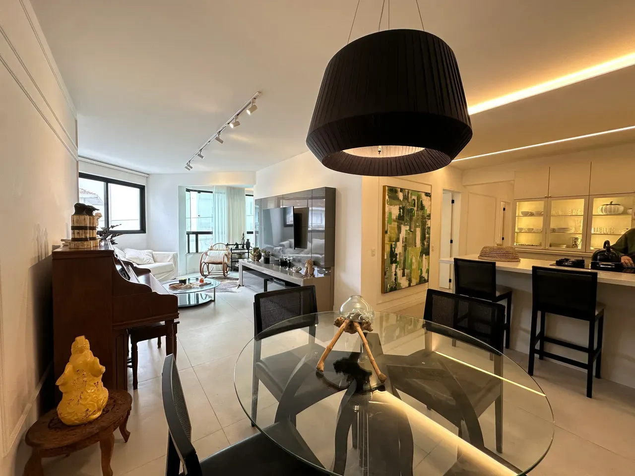 3-bedroom apartment with a fireplace in Florianópolis