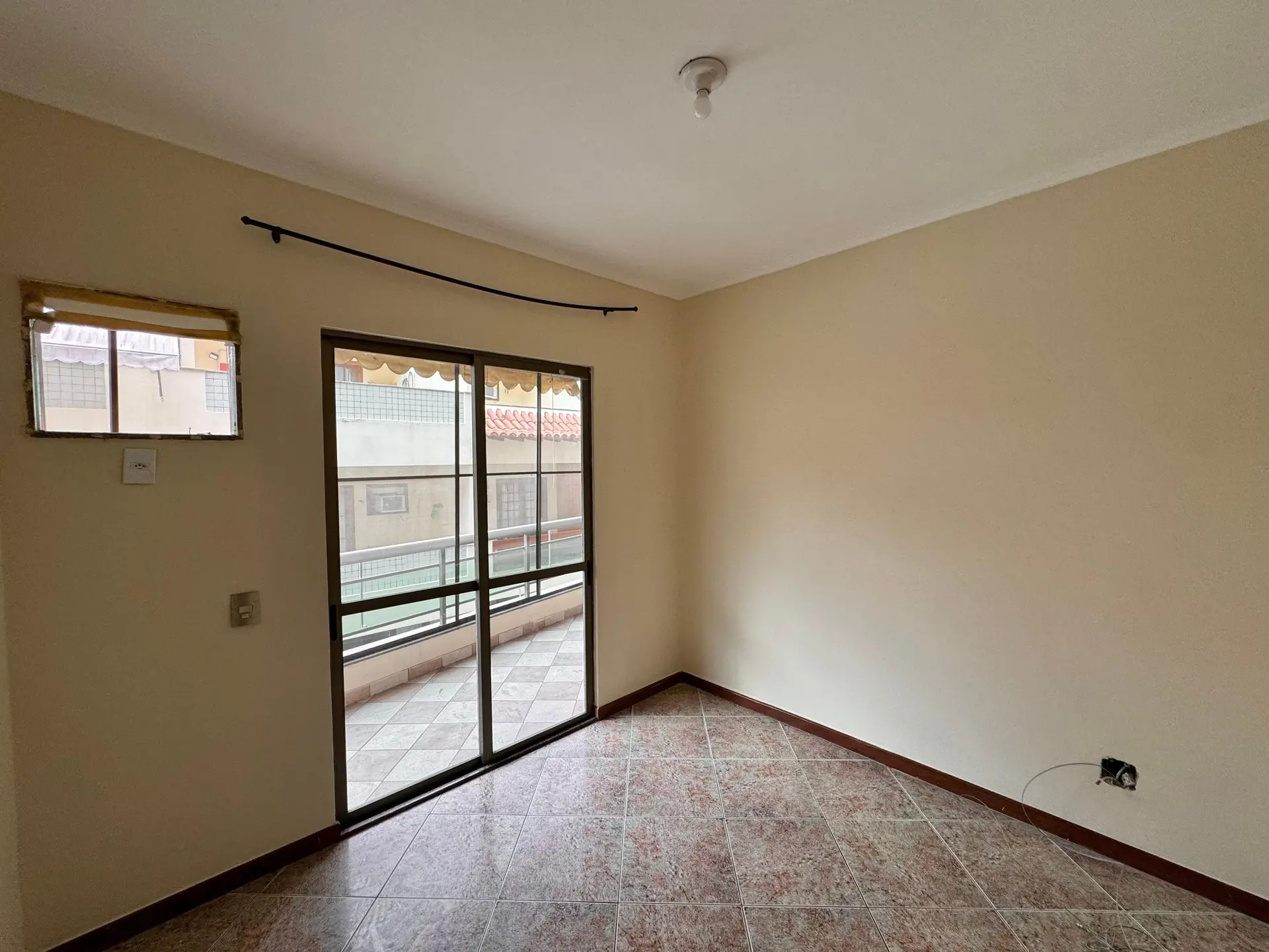 Unfurnished 3-bedroom apartment with enclosed balcony — photo 4