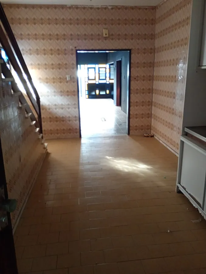 220 m² house with a closed kitchen and 3 bedrooms — photo 3