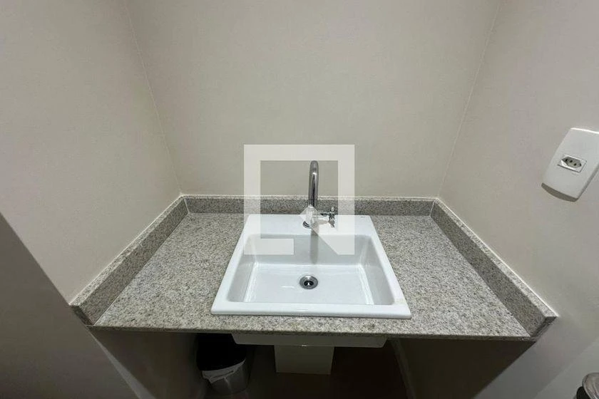 Furnished 2-bedroom apartment with balcony — photo 43