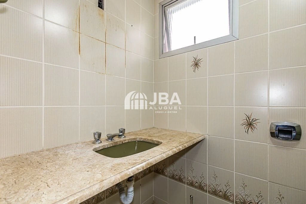 2-bedroom apartment with wood or laminate floors in Curitiba — photo 9
