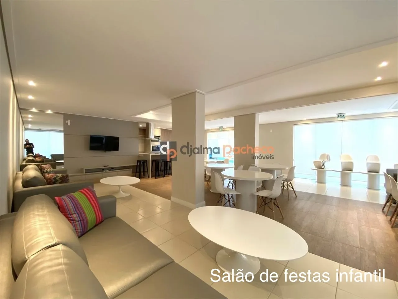 Balcony with a grill in a 2-bedroom apartment, 69 m² — photo 39