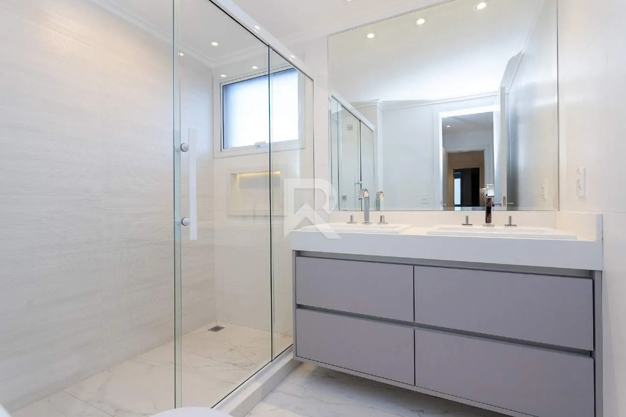 159 m² apartment with 4 bedrooms and a glassed-in balcony — photo 27