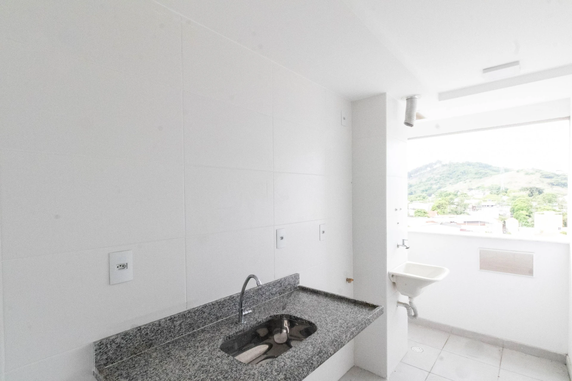 2-bedroom apartment in a building with a gym — photo 5