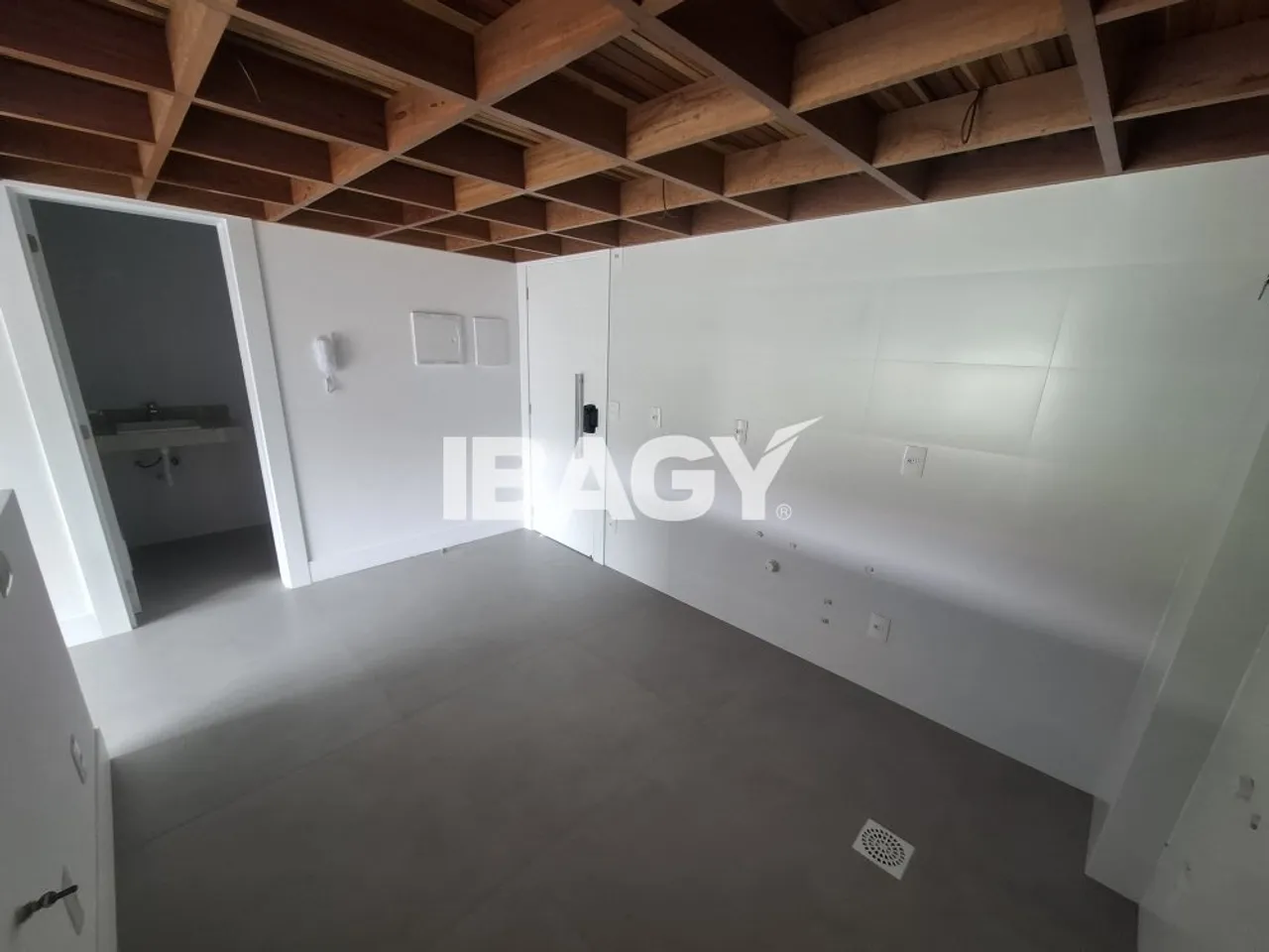 1-bedroom apartment with open-plan kitchen — photo 13
