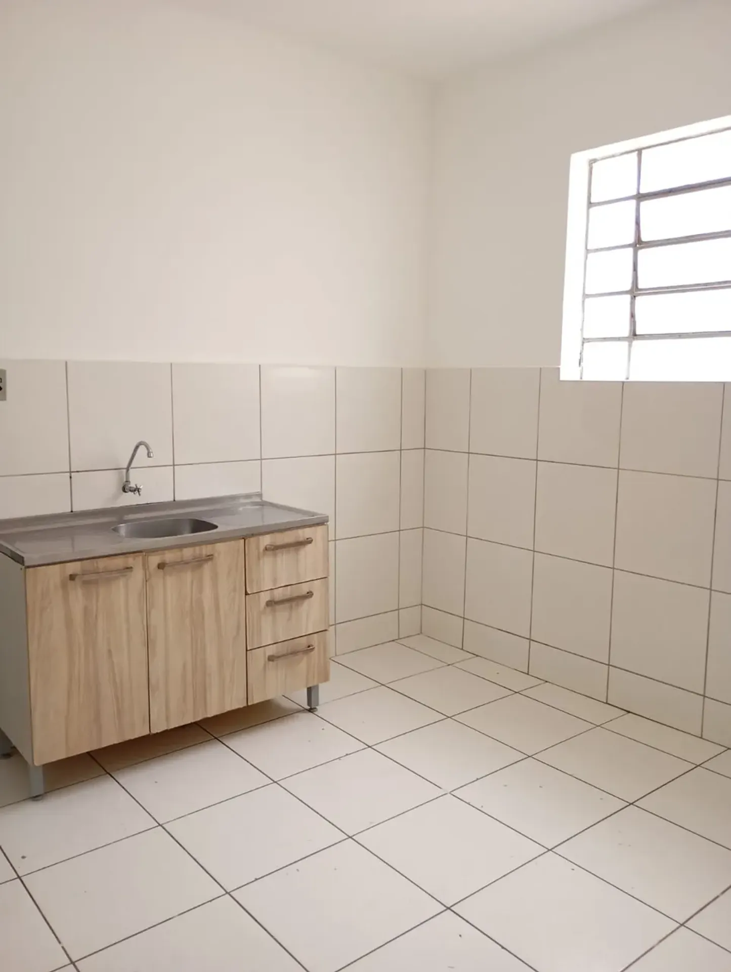 Wood or laminate floors in a 4-bedroom apartment, 110 m² — photo 4