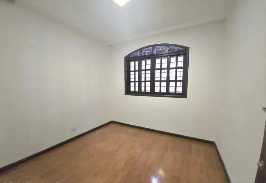 3 quartos e piso de madeira ou laminado: casa de 200 m² — photo 2