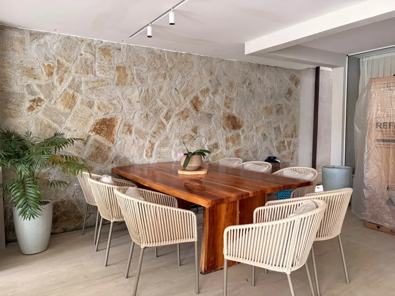 373 m² house with a home office and a grill on the balcony — photo 12