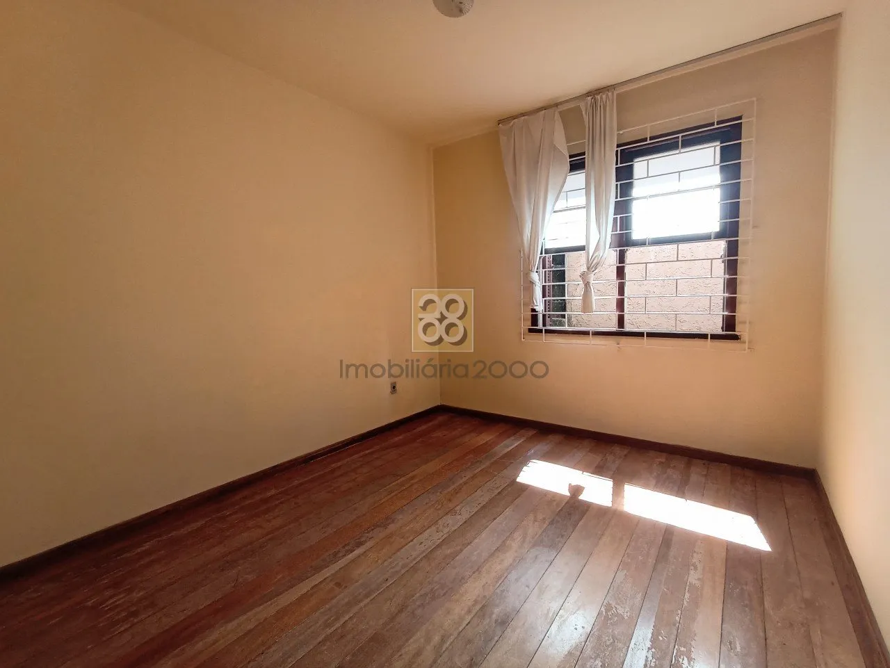 Wood or laminate floors in a 2-bedroom apartment, 71 m² — photo 7