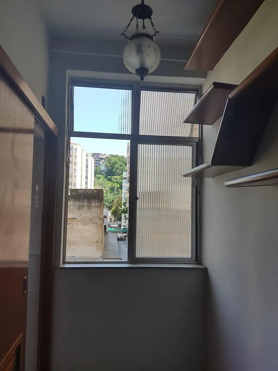 Studio with kitchenette and glass shower enclosure — photo 8