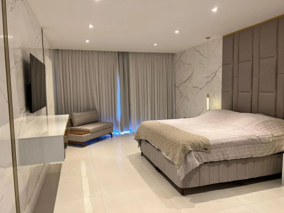 600 m² house with 4 en-suite bedrooms and 3 parking spots — photo 5