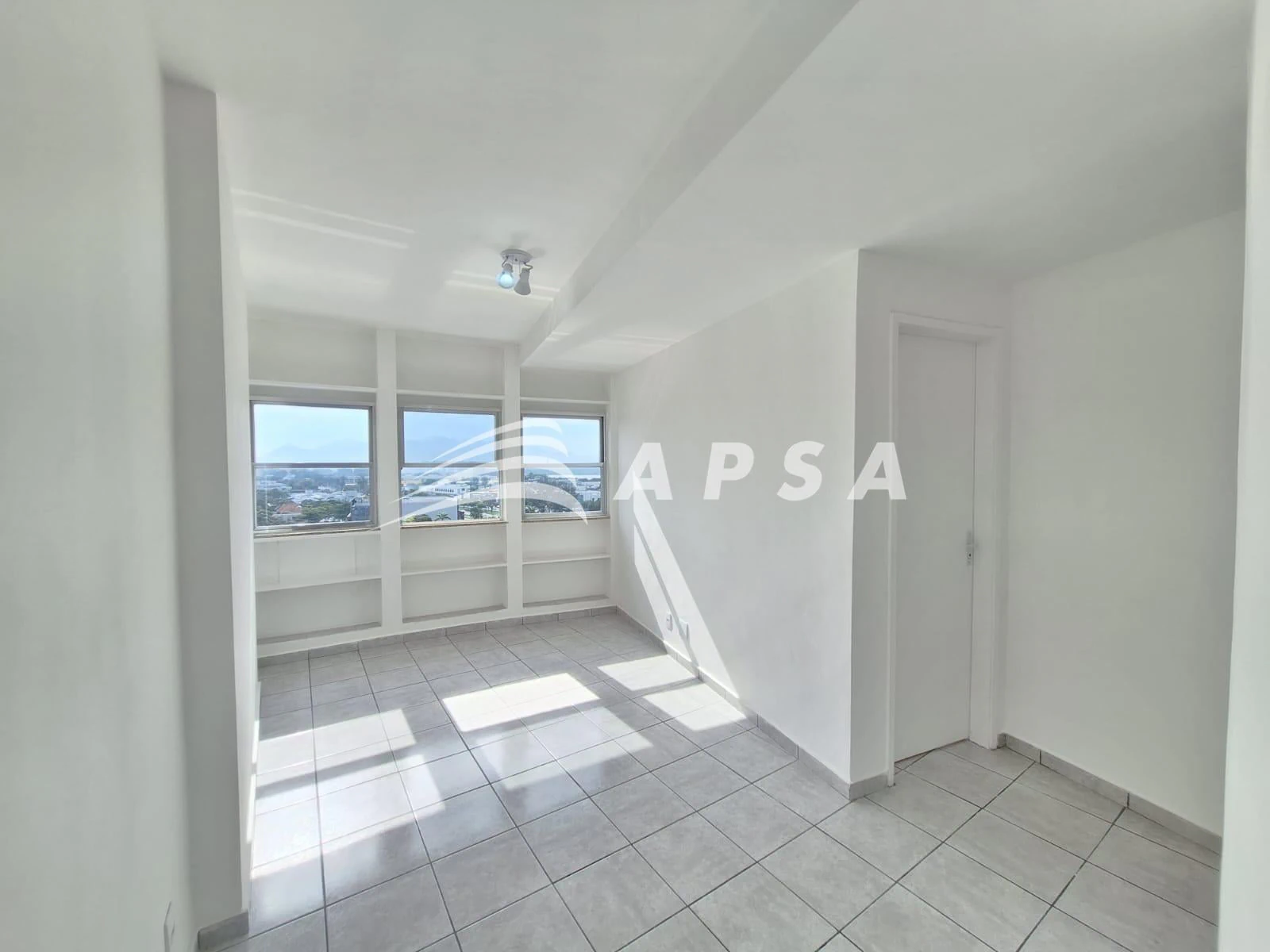 Apartamento de 1 quarto com janelas do piso ao teto — photo 2