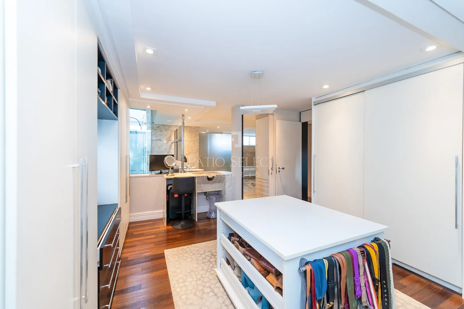 Floor-to-ceiling windows in a 6-bedroom house, 763 m² — photo 100