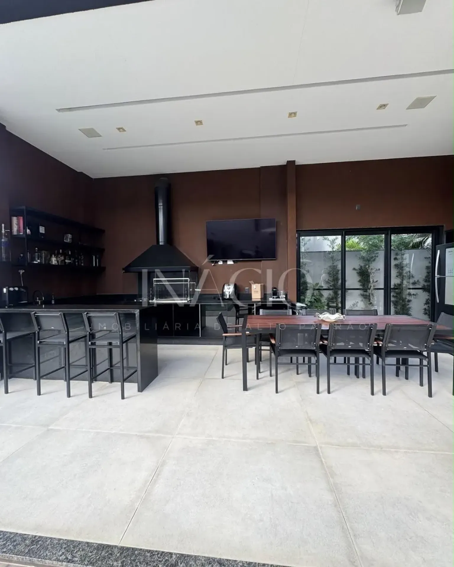 Furnished house, 600 m², with floor-to-ceiling windows — photo 2
