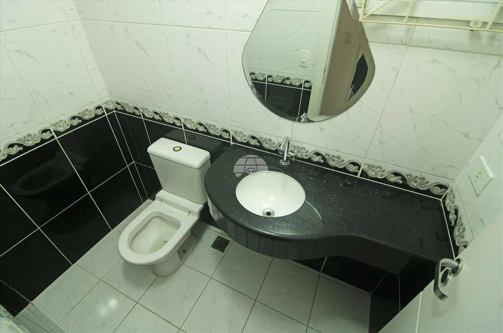 4-bedroom house with a closed kitchen and gas stove — photo 5