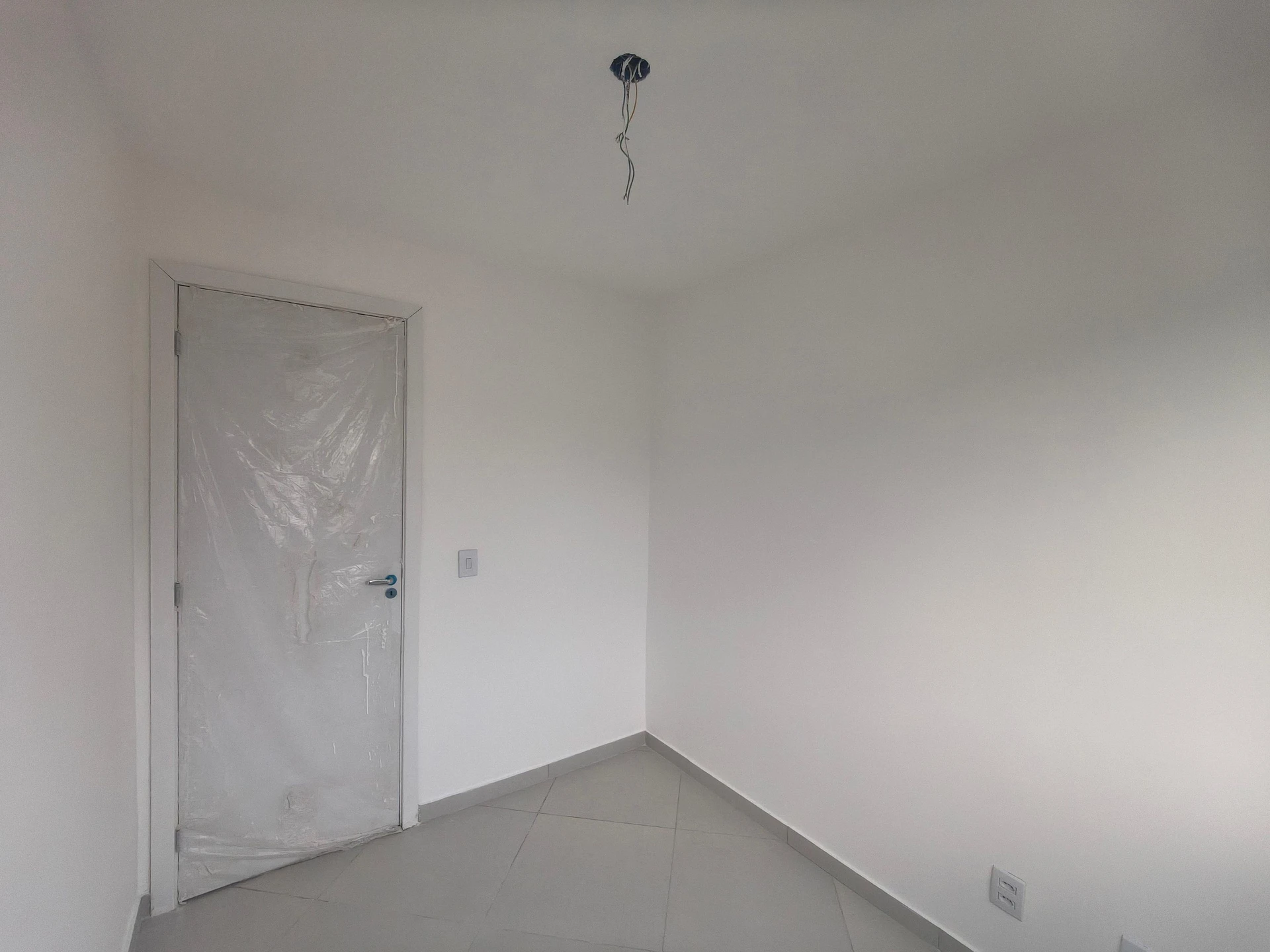 2-bedroom apartment with balcony and glass-enclosed shower — photo 23