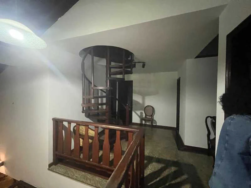 Balcony with a grill in a 4-bedroom house, 420 m² — photo 12
