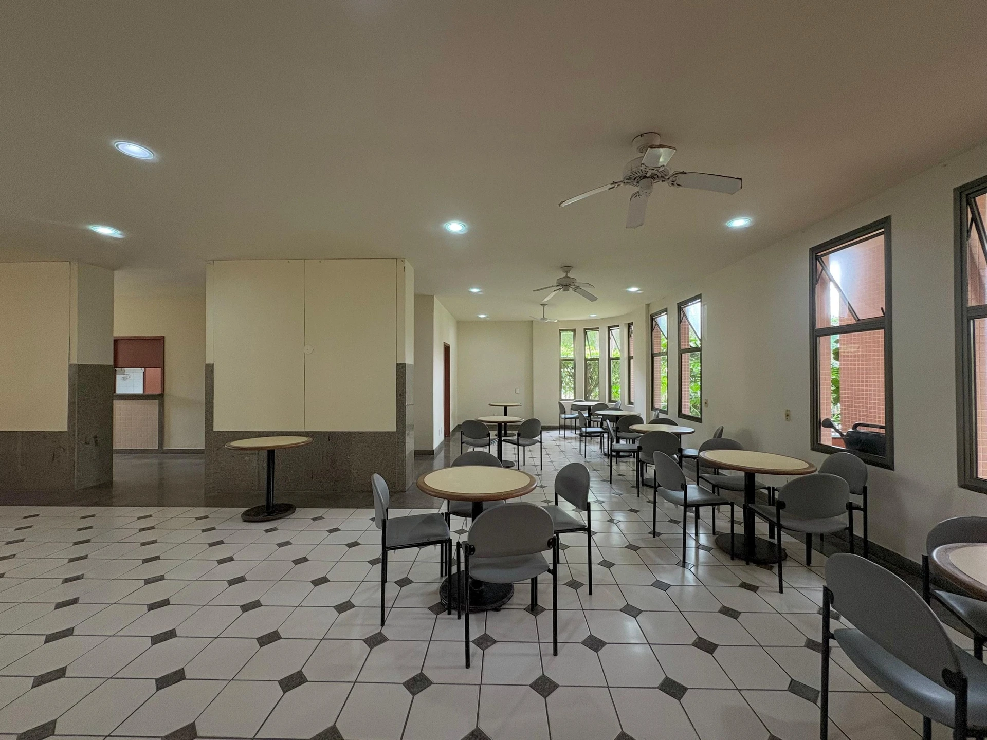 Furnished apartment, 100 m², with a grill on the balcony — photo 44
