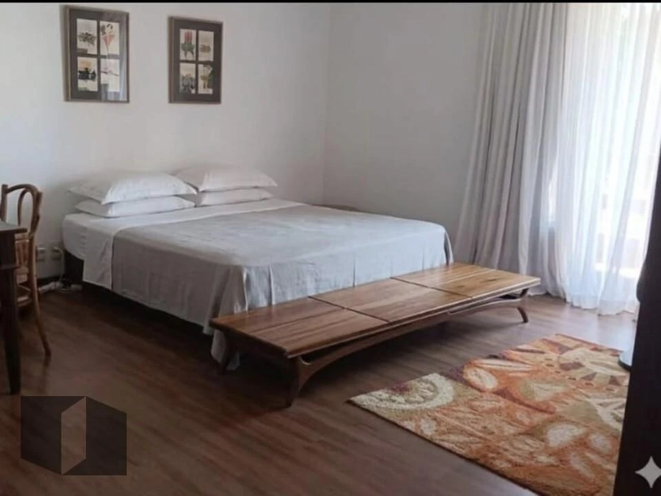 4-bedroom house with a home office — photo 2