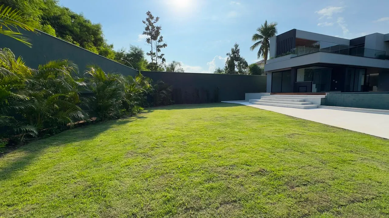 House with 5 bedrooms and floor-to-ceiling windows — photo 16