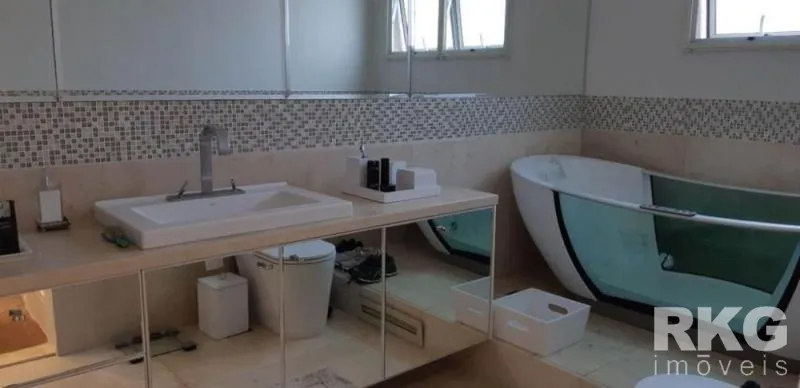 Unfurnished 4-bedroom apartment with 5 bathrooms — photo 22