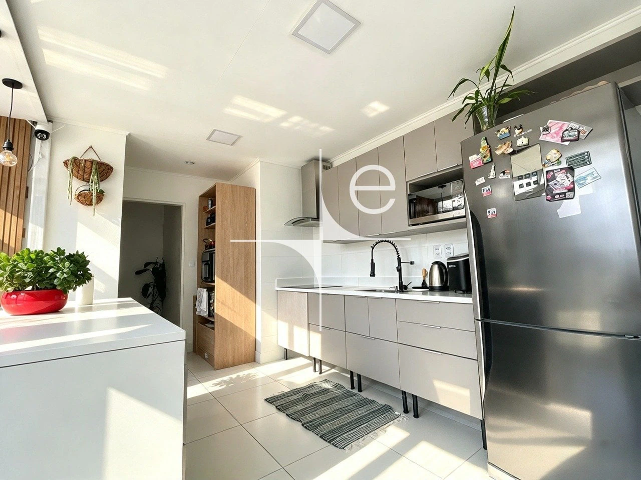 Furnished apartment, 184 m², with floor-to-ceiling windows — photo 9