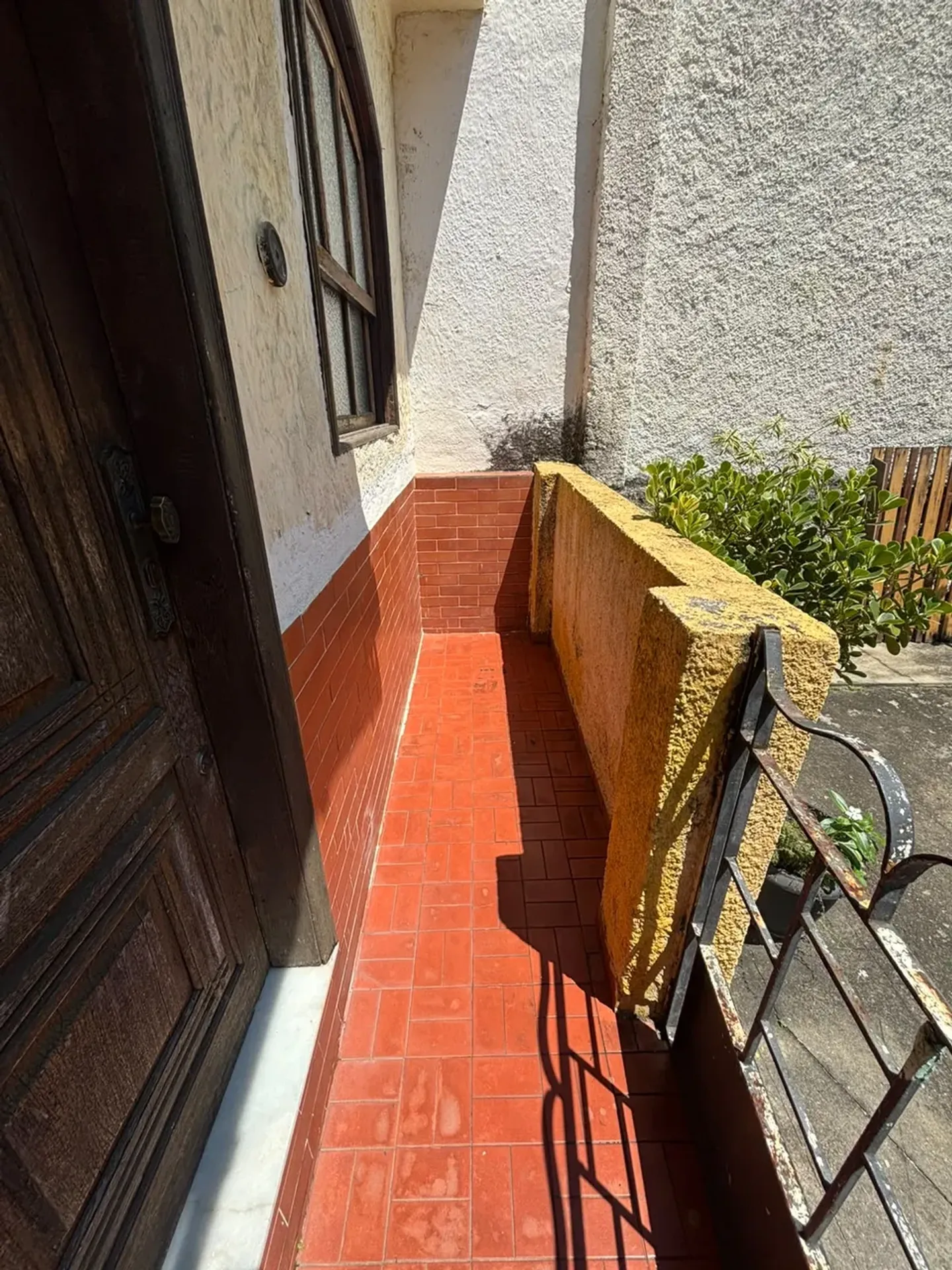 Balcony with a grill in a 2-bedroom house, 120 m² — photo 24