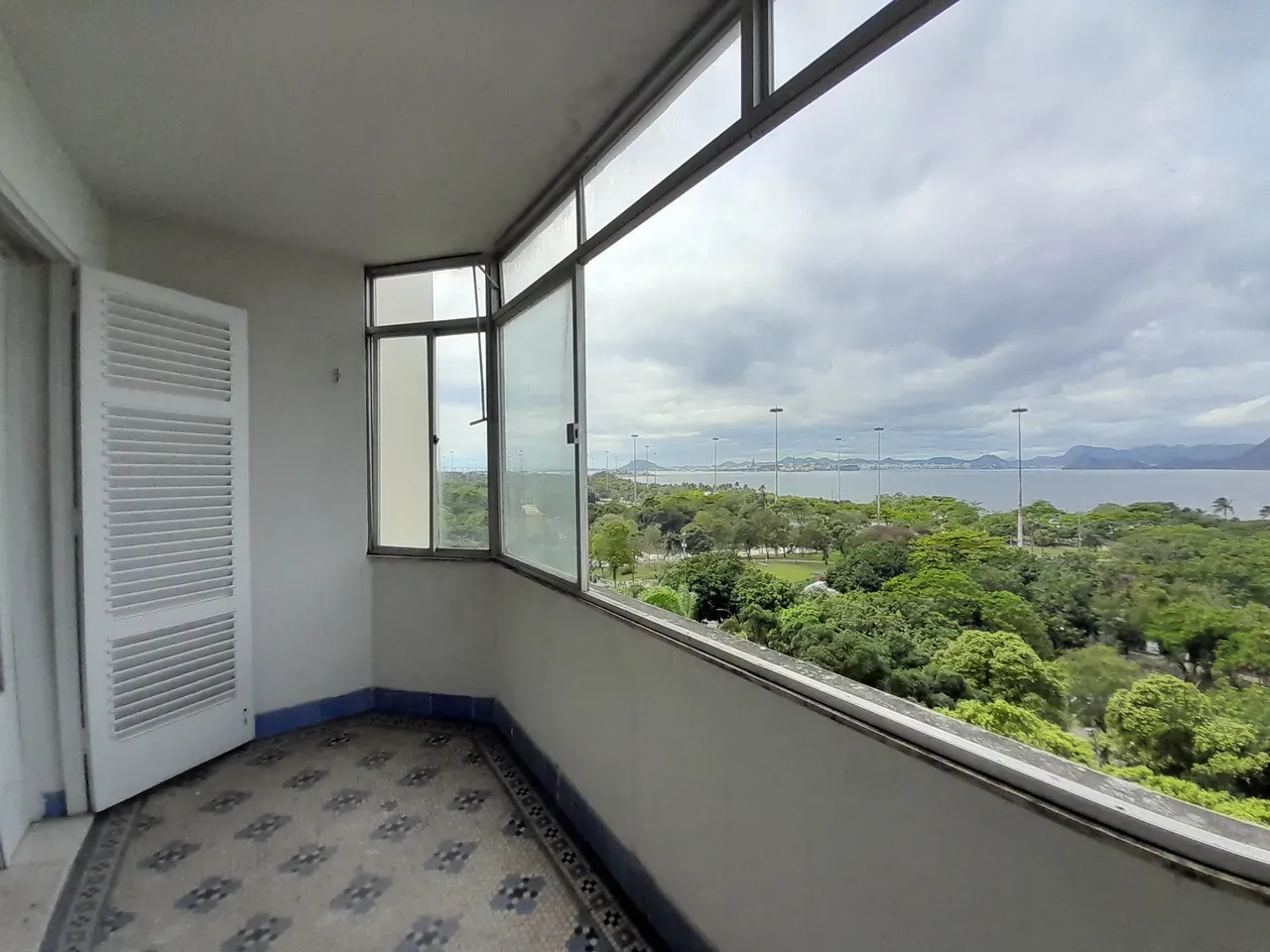 Apartment on the 9th floor with a glass-enclosed balcony — photo 7