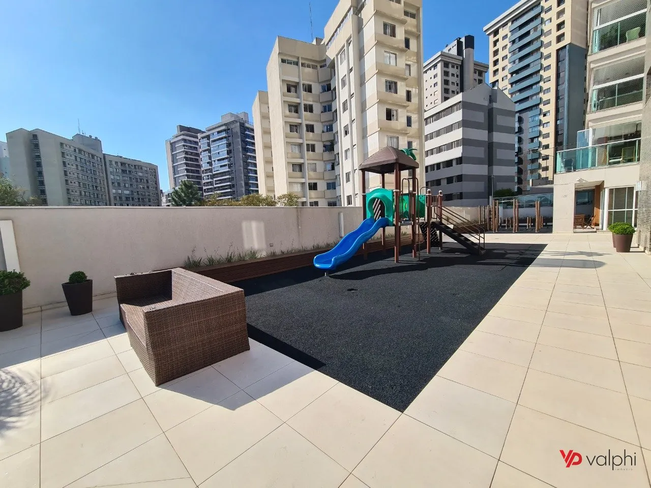 Furnished 2-bedroom apartment with enclosed balcony — photo 63