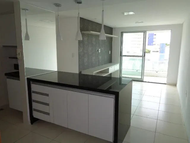 Apartamento de 2 quartos com cozinha aberta e varanda