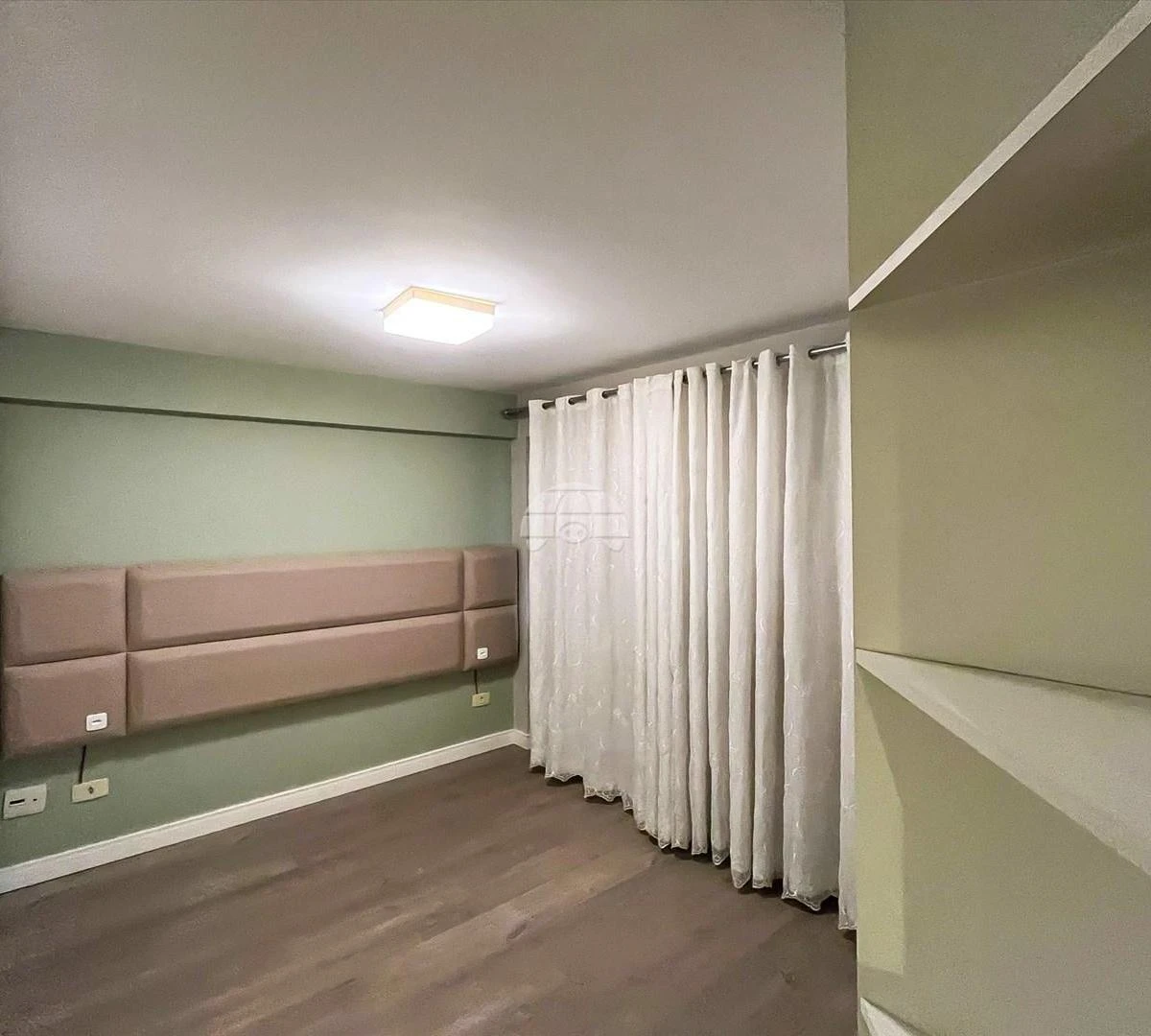 Furnished 1-bedroom apartment with open-plan gas kitchen — photo 3