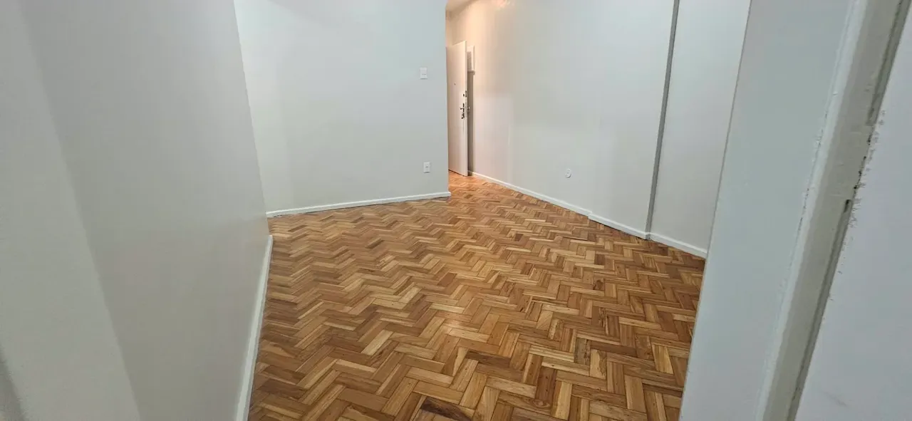 Apartamento de 2 quartos com piso de madeira ou laminado — photo 18