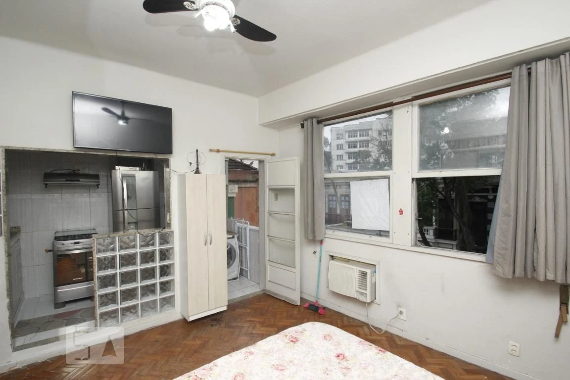 Furnished studio with 1 bedroom and glass shower enclosure — photo 11