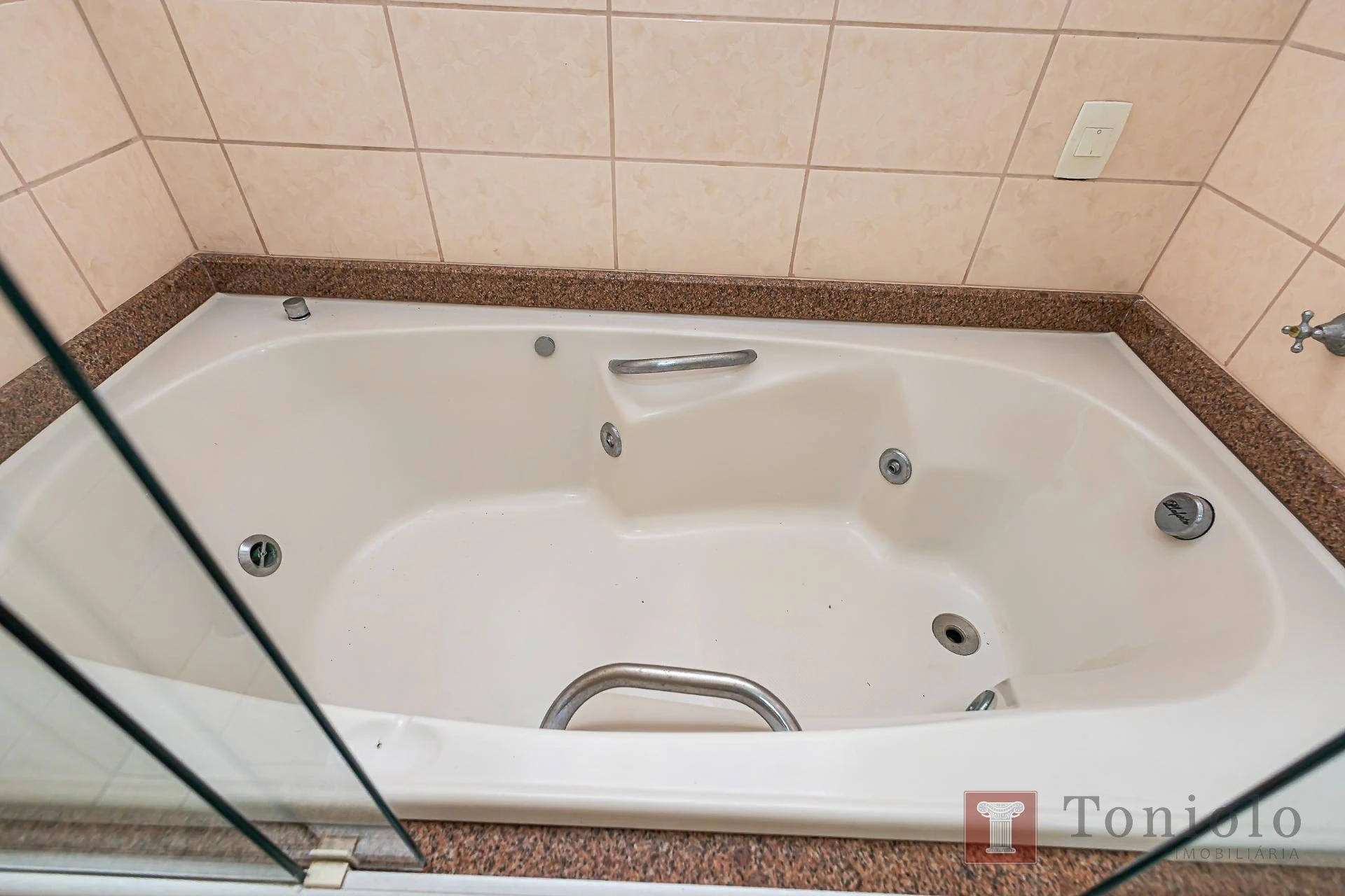 380 m² house with a bathtub and a walk-in closet — photo 28