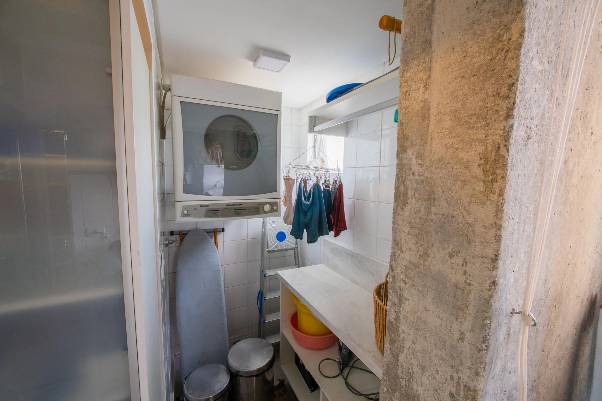 Walk-in closet in a 2-bedroom apartment, 91 m² — photo 26