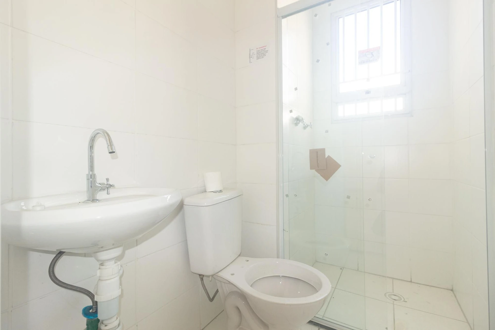 Apartamento com 2 quartos e box de vidro no banheiro — photo 5