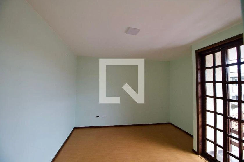 4-bedroom house with wood or laminate floors in Curitiba — photo 21