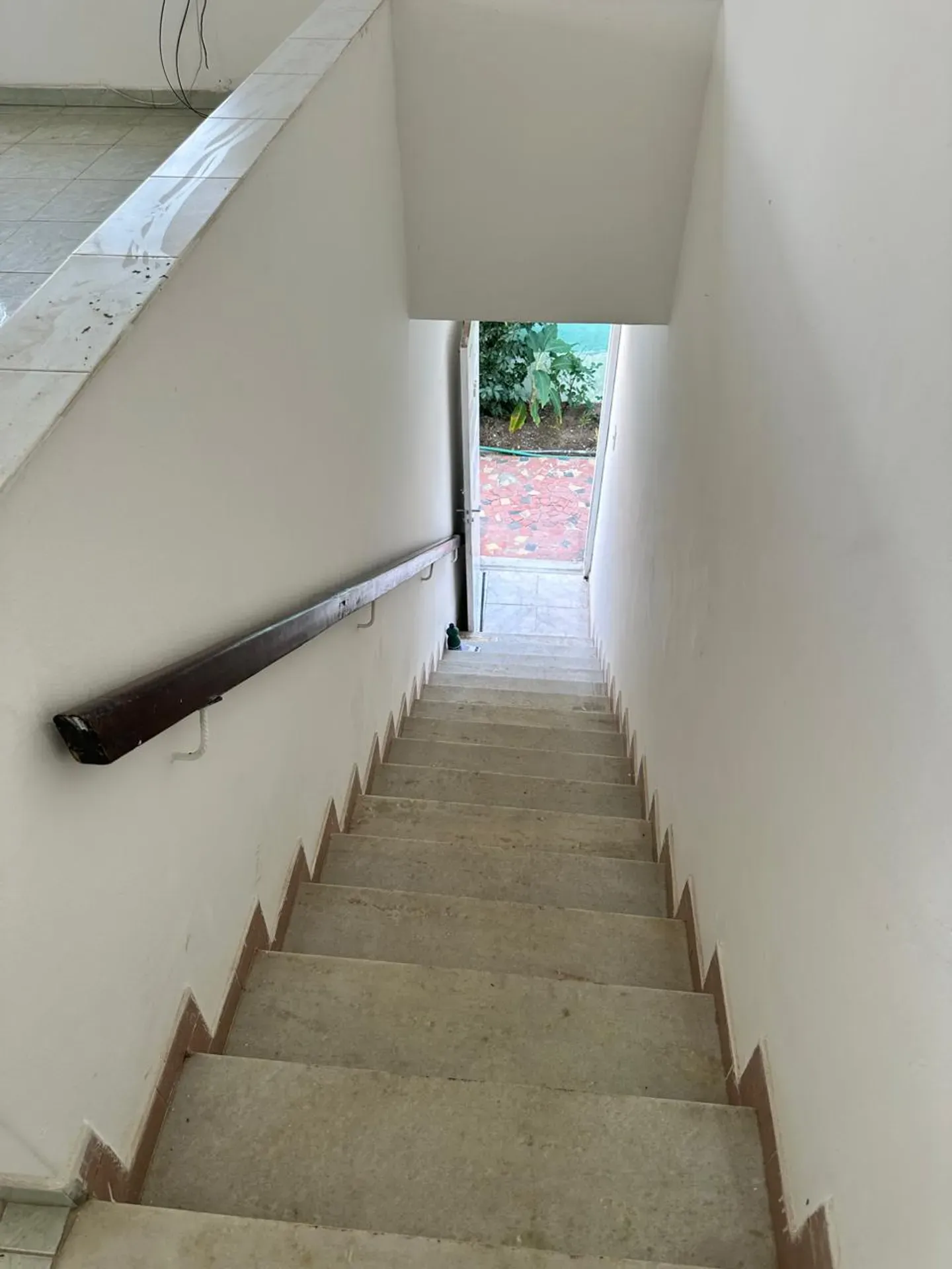 Unfurnished apartment with a private garden — photo 25