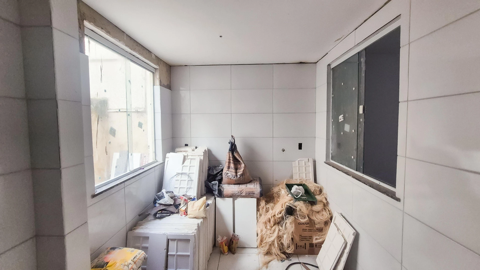 Apartamento com 2 quartos e box de vidro no banheiro — photo 21