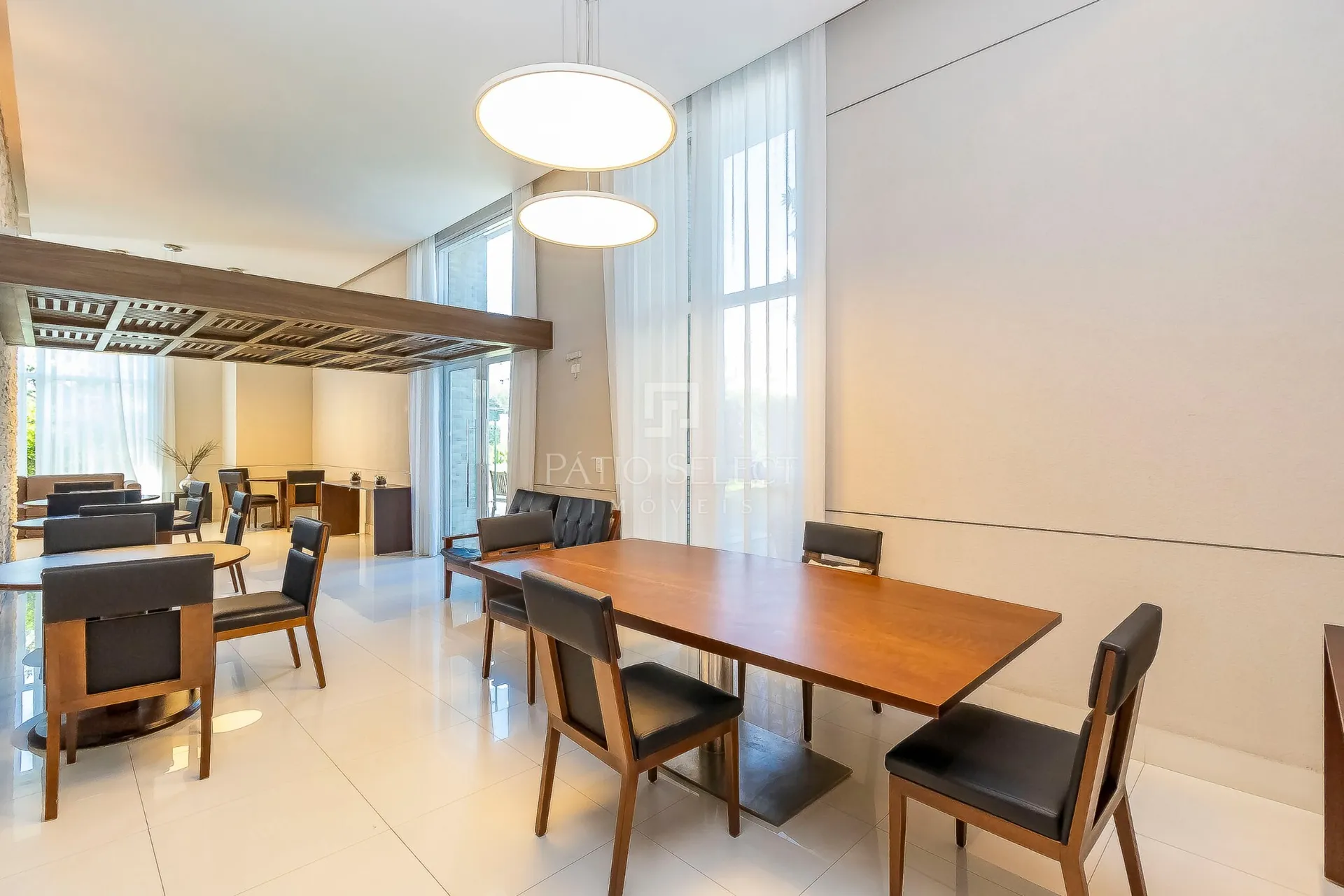 4-bedroom apartment with a fireplace — photo 22