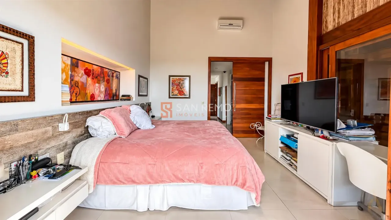 Balcony with a grill in a 5-bedroom house, 689 m² — photo 16