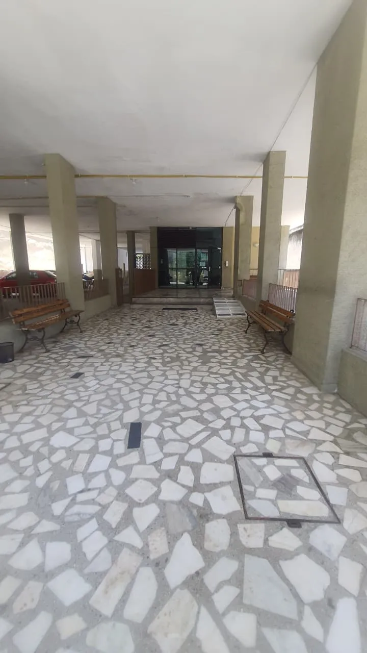 Apartamento com 2 quartos e banheiro com box de vidro — photo 19