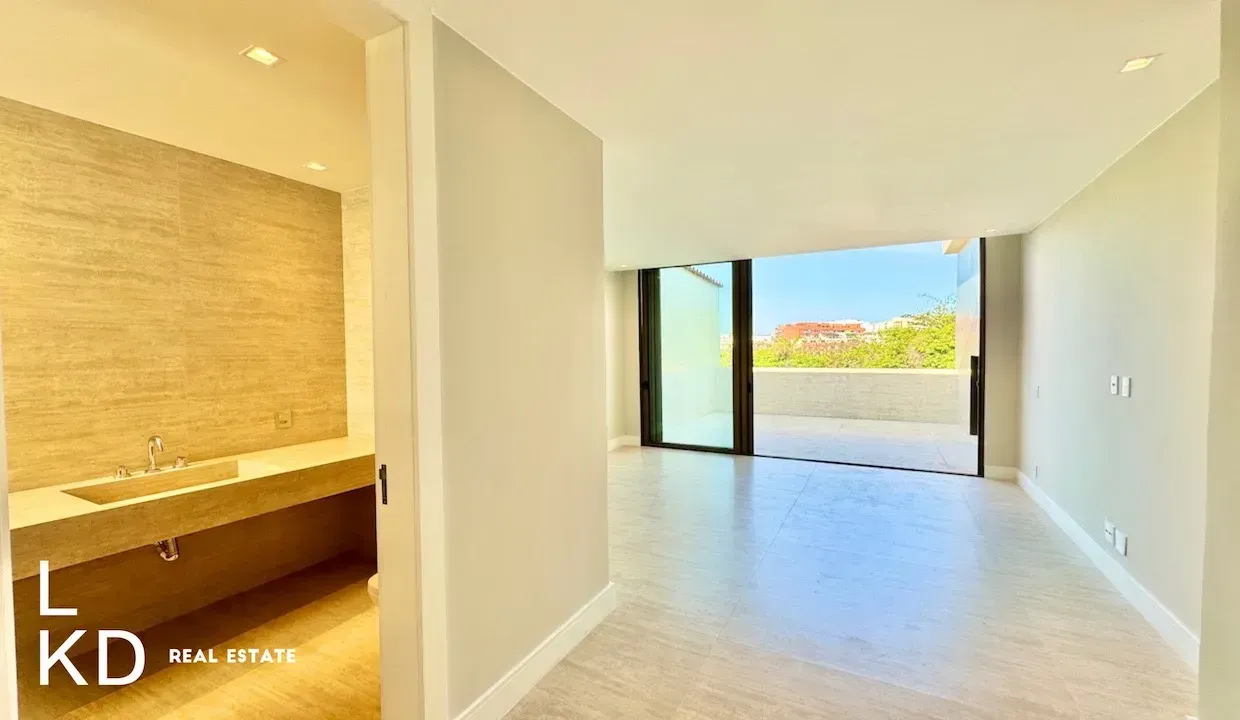 Linear penthouse 460 m² with floor-to-ceiling windows — photo 22