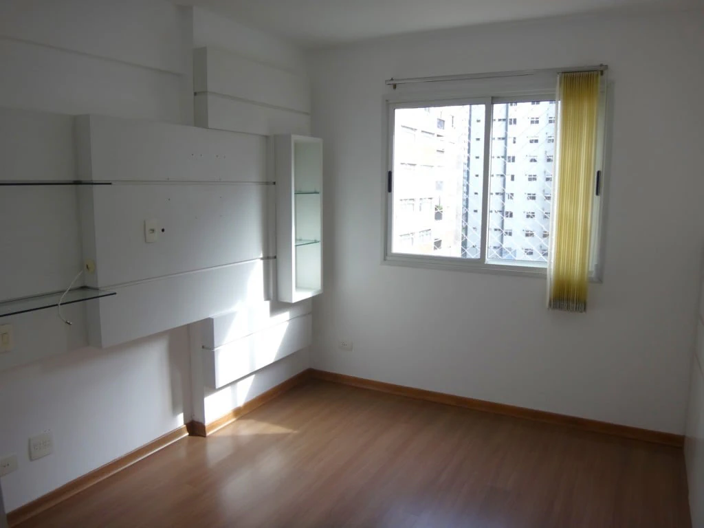 3-bedroom apartment with wood or laminate floors — photo 11