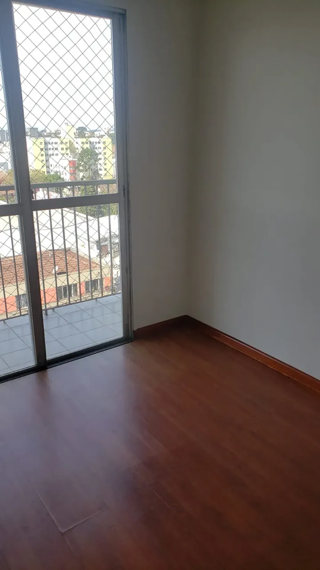 Apartamento com 2 quartos e box de vidro no banheiro — photo 25