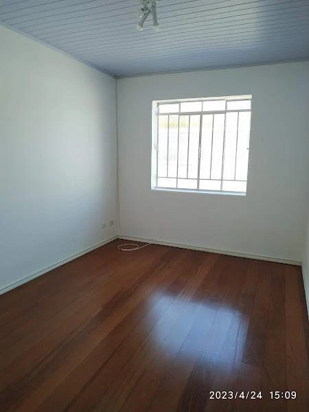 5-bedroom house with wood or laminate floors — photo 10
