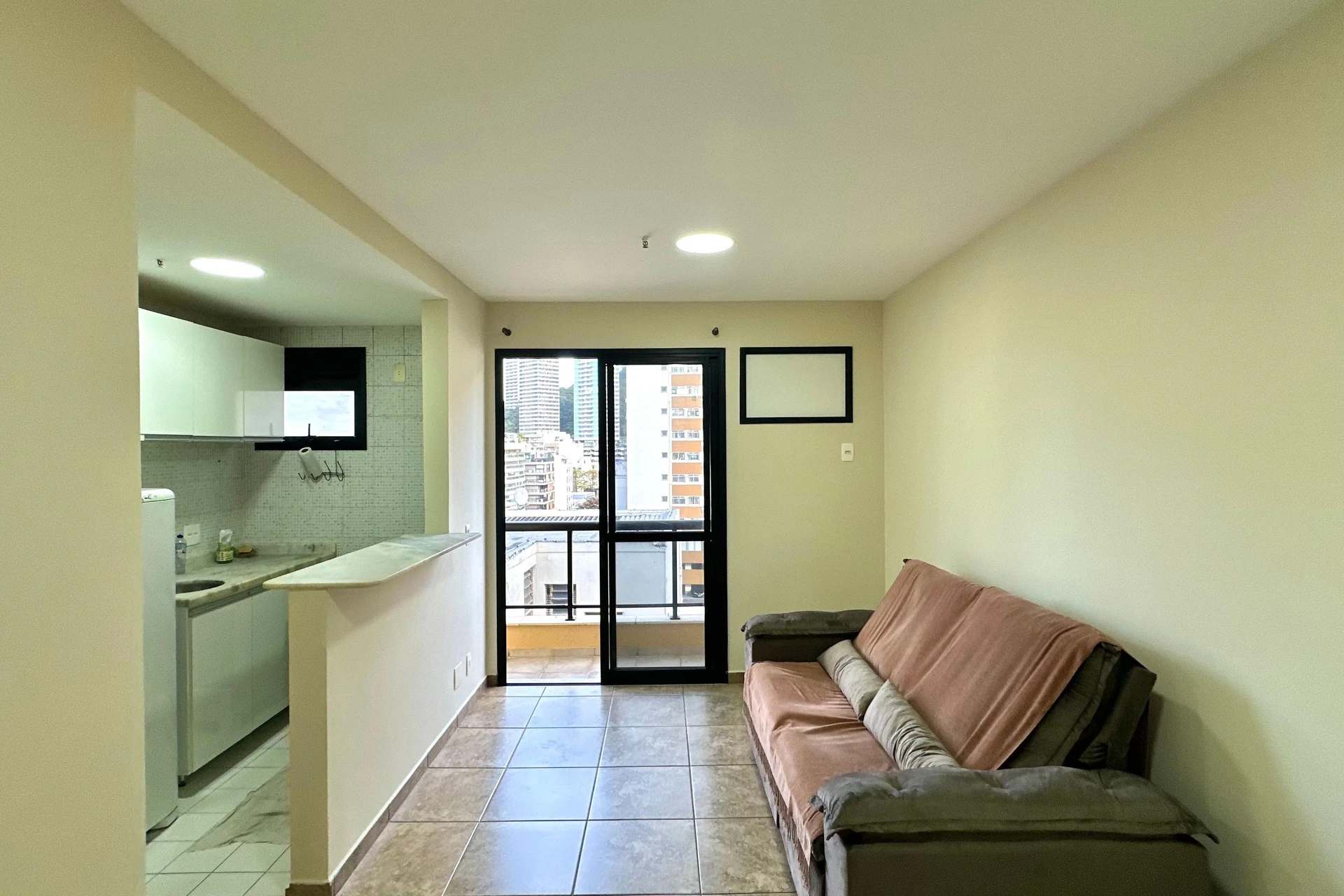 Furnished 1-bedroom apartment with a glazed balcony — photo 13