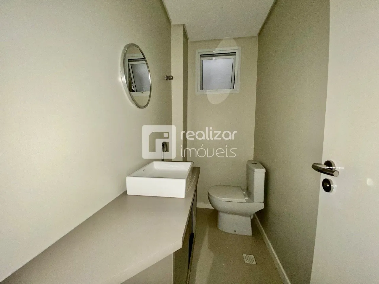 4-bedroom apartment in a building with a pool — photo 14