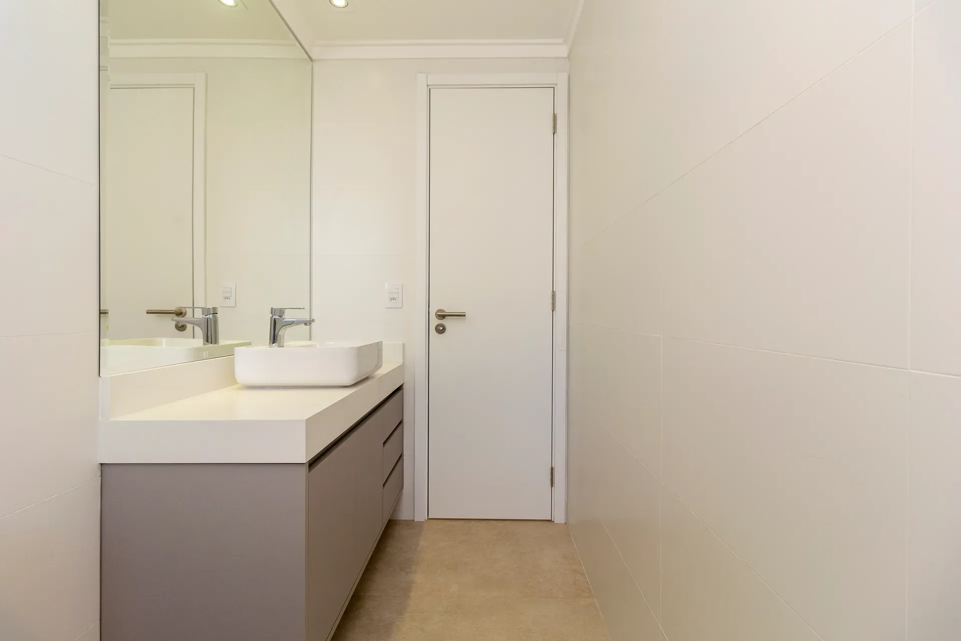 Unfurnished 4-bedroom apartment with 5 bathrooms — photo 36