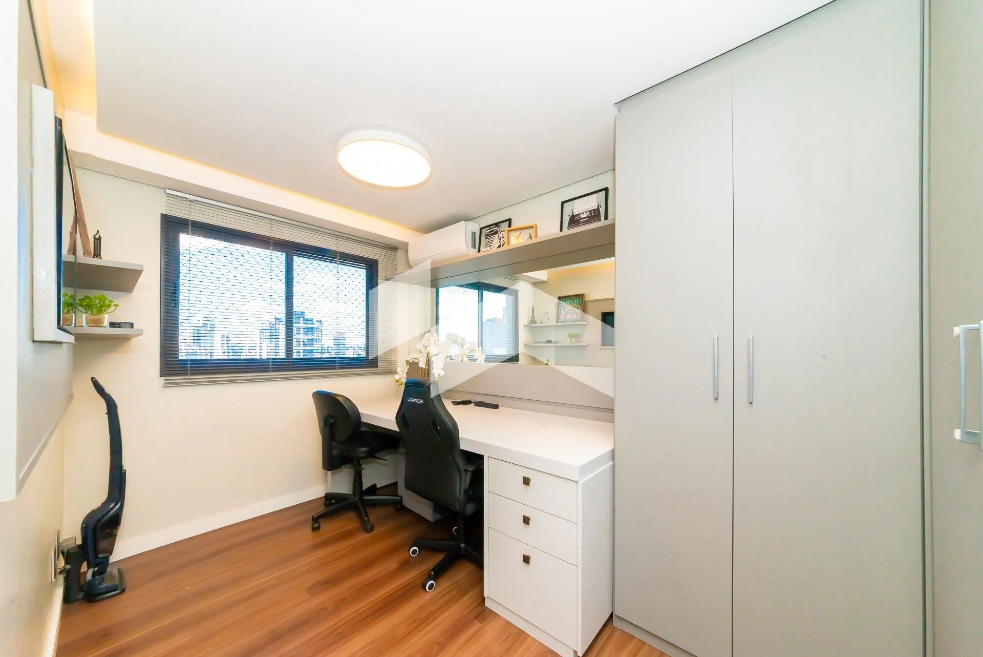 76 m² apartment with 2 bedrooms and an open-plan kitchen — photo 21
